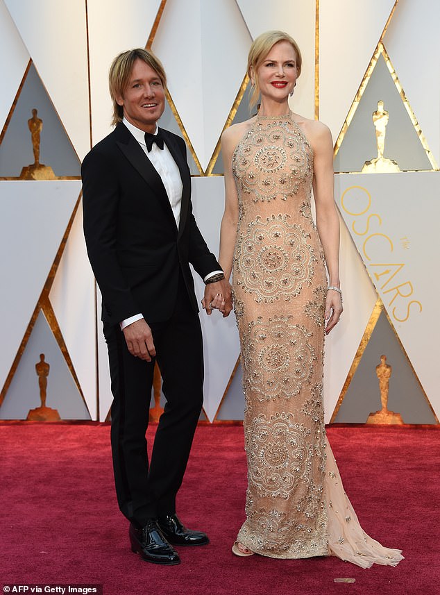 ادعت بعض المنافذ أن جدول عمل النجم الأسترالي المزدحم لعب دورًا في انقسامهم. لذا يبدو أن التسجيل في Kidman لمزيد من العمل يشير إلى أنها تريد أن تظل محجوزة بدلاً من قضاء الوقت للتفكير في طلاقها. شوهد في عام 2017