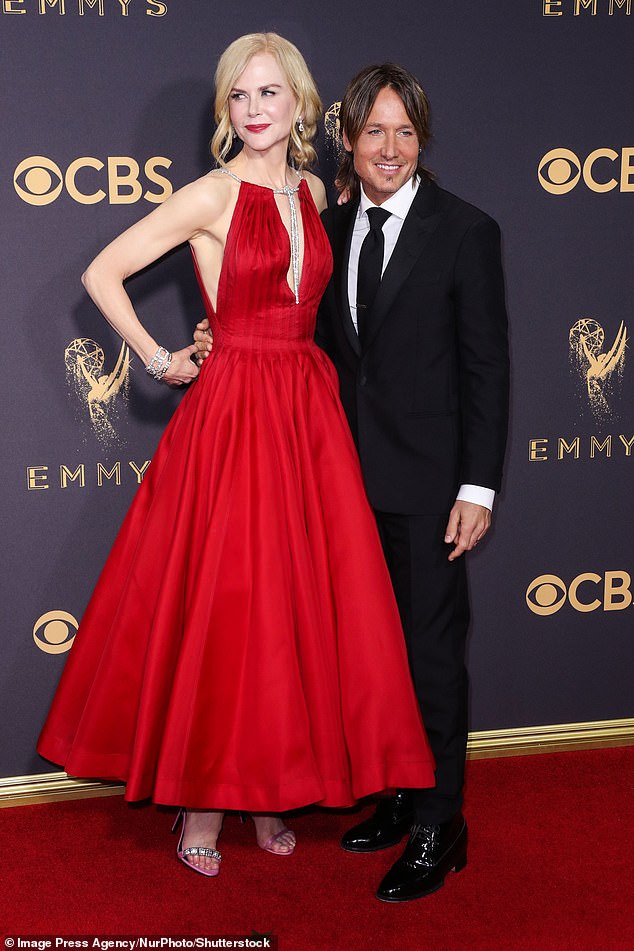 يأتي هذا في أعقاب الأخبار التي تفيد بأن كيدمان يترك زوجها البالغ من العمر 19 عامًا ، مغنية الريف كيث أوربان. شوهد في عام 2017 في لوس أنجلوس