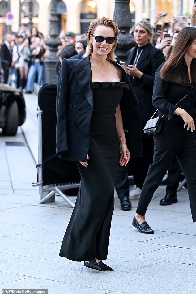 عرضت باميلا أندرسون تسريحة شعرها الجريئة الجديدة وهي تتجه إلى العرض ، حيث كشفت عن بوبها الأحمر المتقلبة في وقت سابق من هذا الأسبوع