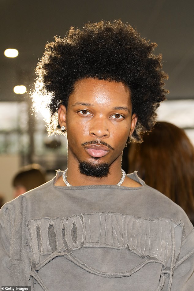 ذهب مارشال إلى تيخوك لمعالجة التعليقات التي اتهمته بتورطه المزعوم في وفاة ريفاس. نفى مارشال ، الذي يمتلك شركة سجلات وسائل الإعلام Mogul Vision ، أي مشاركة (في الصورة: عميل مارشال ديفيد أنتوني بيرك ، المعروف أيضًا باسم D4VD)