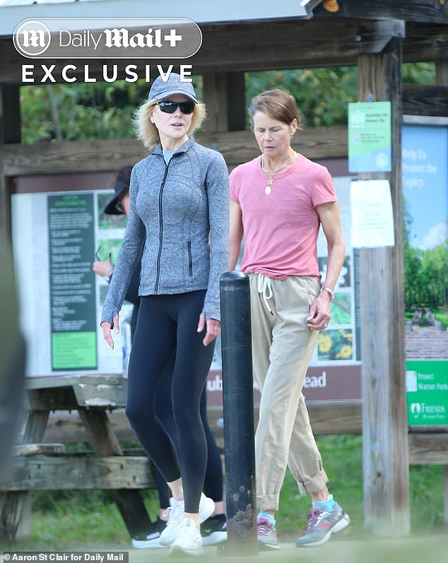 المشي على درب ليس بعيدًا عن قصر 4 ملايين دولار تملكه مع Urban ، ظهرت كيدمان في محادثة مع أختها