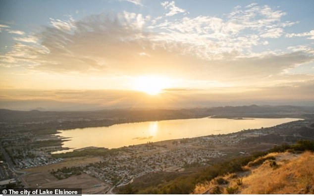 بحيرة Elsinore هي مدينة في مقاطعة ريفرسايد الغربية ، كاليفورنيا. إنه على بعد ساعتين بالسيارة جنوب لوس أنجلوس. تم تأسيسها كمدينة في عام 1888 ، وهي على شاطئ بحيرة Elsinore ، بحيرة المياه العذبة الطبيعية حوالي 3000 فدان في الحجم