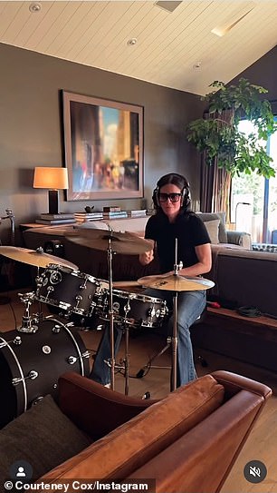 عرضت كوكس في السابق مهاراتها في الطب للطبول في 20 يوليو وهي تقدم أداءً إلى أغاني جاستن بيبر الجديدة