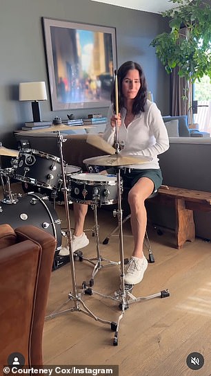 في 25 أبريل ، قدمت أداء مع AC/DC's 1980 الكلاسيكية في الأسود