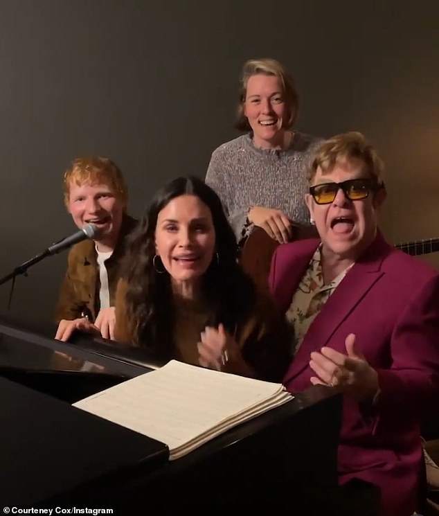 تحظى الفائز بجائزة SAG أيضًا إلى ما يبرئه على البيانو ، وكثيراً ما يتم مشاركته في مقاطع الفيديو الخاصة بجلسات المربى مع جميع أصدقائها المشهورين 