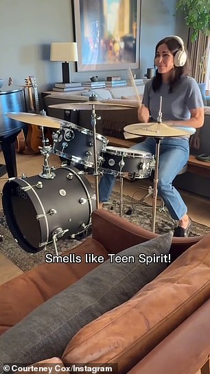 بدا أن كورتيني يقوم بعمل رائع يحاكي تحركات عازف الدرامز نيرفانا ديف جرول