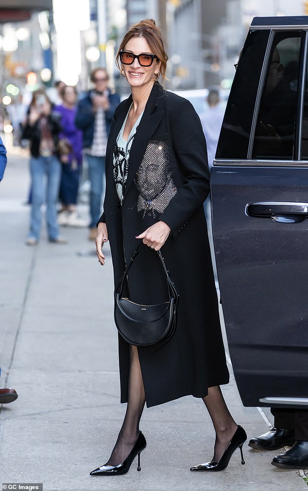 تحتها ، ارتدت أيضًا سترة مماثلة مع طباعة رسومية