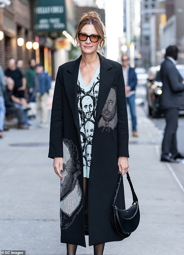 كانت ترتدي معطفًا أسود طويلًا مع وجه وليام شكسبير المطبوع عليه