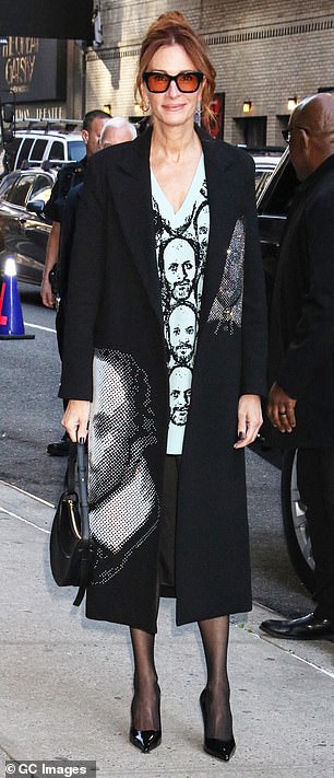 في مكان آخر يوم الأربعاء ، هزت أمي الثلاثة نظرة فريدة أخرى