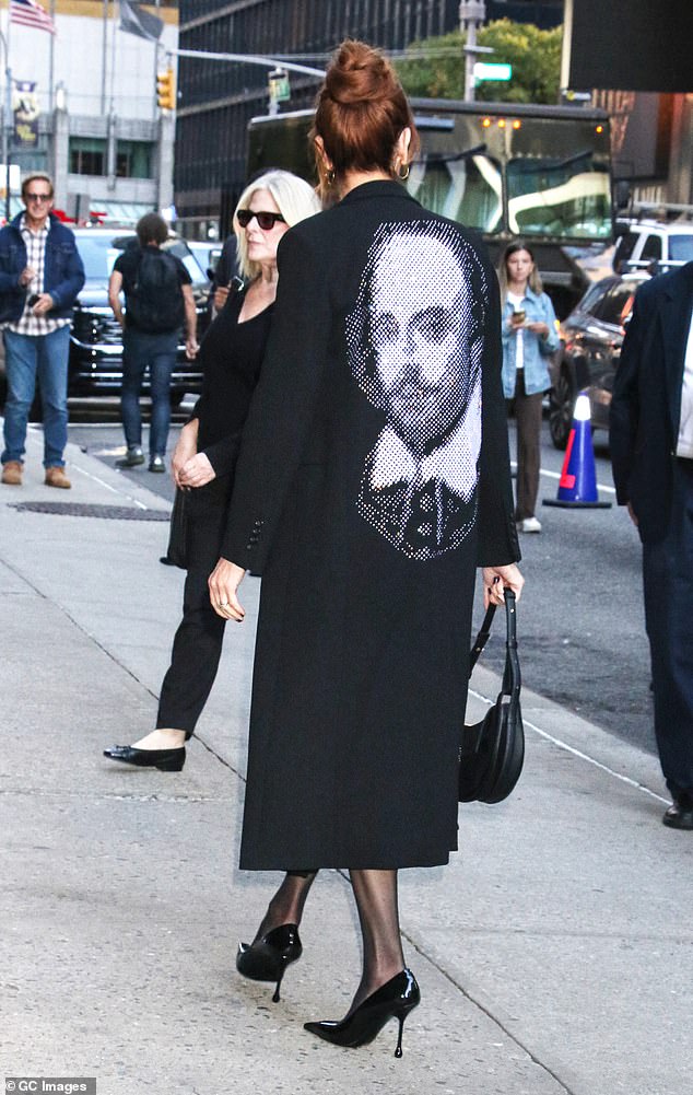 وكان الجزء الخلفي من المعطف أيضا الطباعة