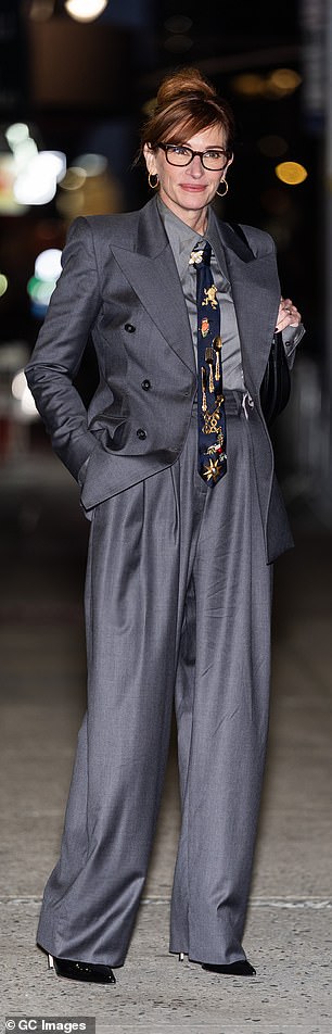 شوهدت الممثلة في وسط مدينة مانهاتن تبدو عصرية في بدلة الفحم المصممة بشكل حاد ، والتي تضم سترة مزدوجة الصدر مع أكتاف منظمة