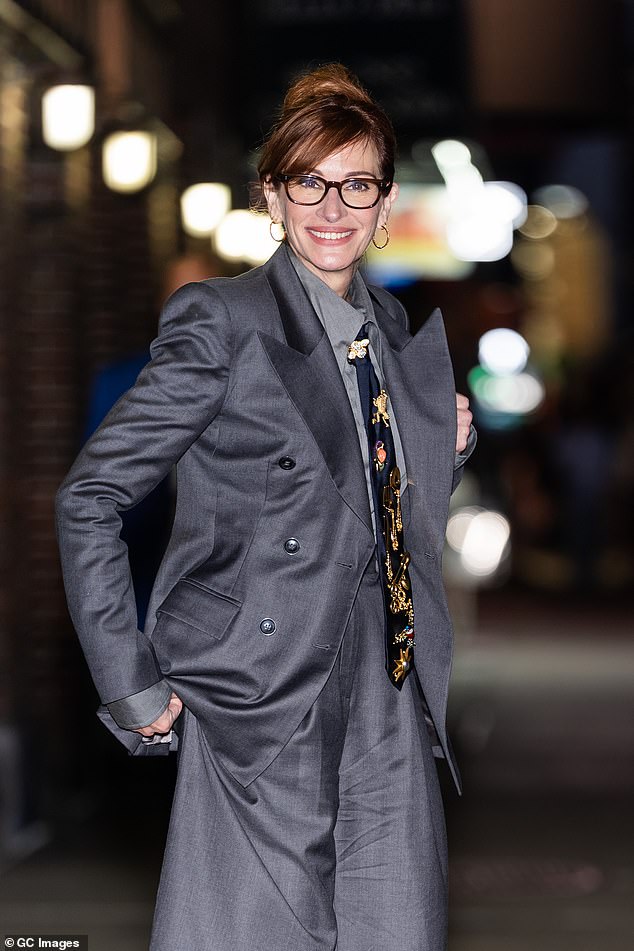 ارتدت نجمة المرأة الجميلة بدلة رمادية كبيرة الحجم وربطة عنق تبدو متطابقة تقريبًا مع تلك التي ارتدتها في حفل توزيع الجوائز السنوي