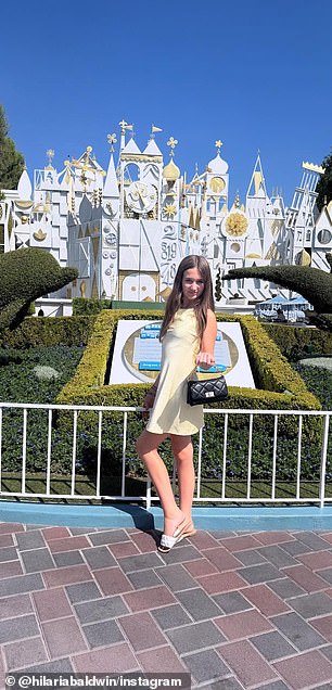 حضرت ابنة هيلاريا وأليك الكبرى كارمن ، 12 عامًا ، بروفات والدتها