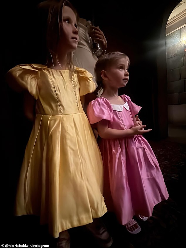 يبدو أن الأطفال يمضون يومًا سعيدًا في معلم الجذب السياحي الشهير