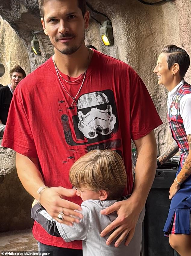 قال هيلاريا: 