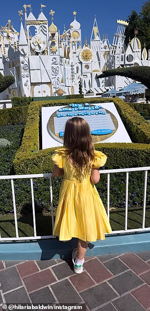 تم تصوير إحدى بناتها أمام الأيقونية ، إنها رحلة عالمية صغيرة