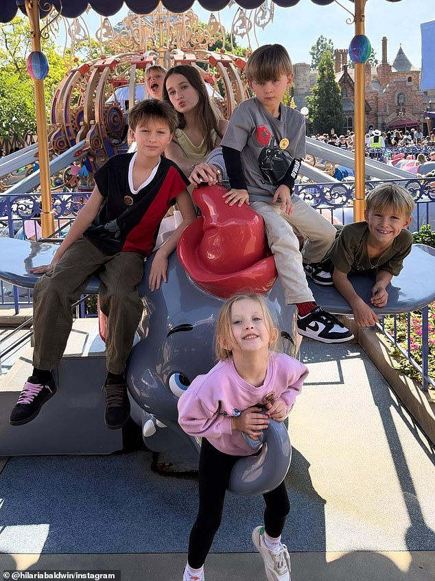 شوهد أطفال بالدوين يظنون في حديقة الملاهي في مقاطعة أورانج ، كاليفورنيا