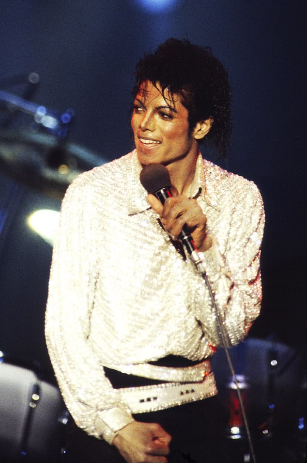 افتتحت النجمة ، 56 عامًا ، عن المسار غير المُصدر أثناء قيامها بالتعامل سابقًا مع اثنين من أكبر الأسماء في تاريخ موسيقى البوب