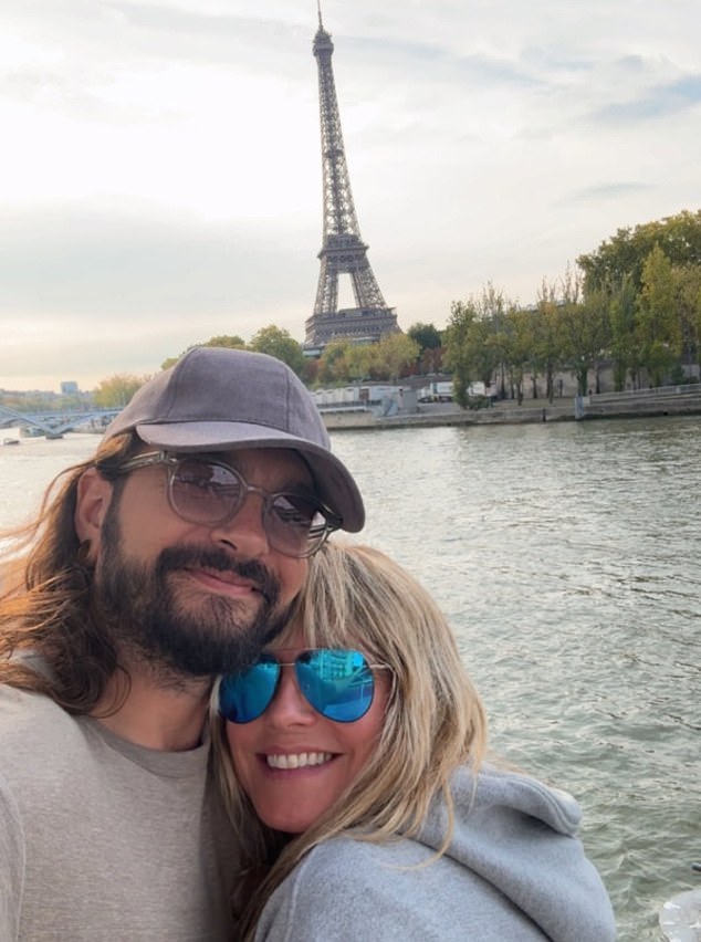 في وقت سابق من اليوم ، شاركت النجمة الألمانية مجموعة حلوة لها وزوجها توم كوليتز مع برج إيفل