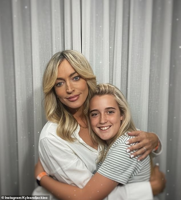 قام الزوج بتعليق صور الذكاء الاصطناعي مع الكلمات: 