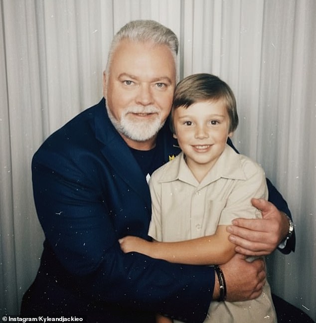 هذا صحيح ، إنه Kyle Sandilands و Jackie 'O' Henderson! شارك مقدمو العروض المخضرمة بعض الصور التي تم إنشاؤها على الذكاء الاصطناعى على وسائل التواصل الاجتماعي ، وأظهروا أنفسهم يعانقون الإصدارات الأصغر سنا من أنفسهم