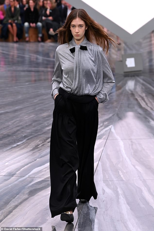 عاد طفلان كيدمان مع Urban إلى العمل بعد 24 ساعة فقط حيث كشفت العلامة التجارية الفرنسية كريستيان ديور عن أحدث مجموعة لها في أسبوع الموضة في باريس