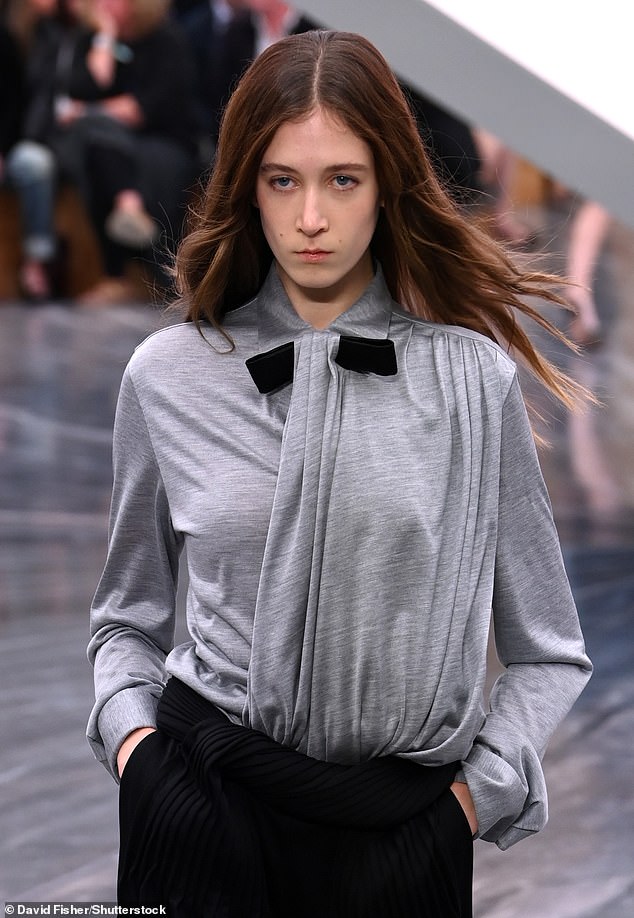 سار الطراز البالغ من العمر 17 عامًا على المنصة يوم الأربعاء ، قبل استخدام منصة التواصل الاجتماعي الخاصة بها لامتحان عرض العلامة التجارية الربيع الصيف