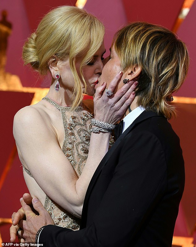 يُعتقد أن المناطق الحضرية متورطة في علاقة جديدة ، وأولئك الموجودون في دائرة كيدمان يزعمون أن اقتراحه مع شخص آخر كان من الصعب عليها معالجته