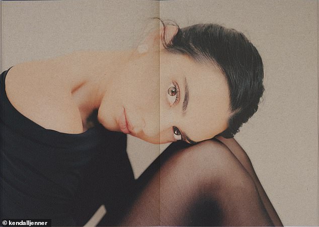 تعاونت في جوارب طويلة سوداء مع بدلة أسطوانة طويلة الأكمام