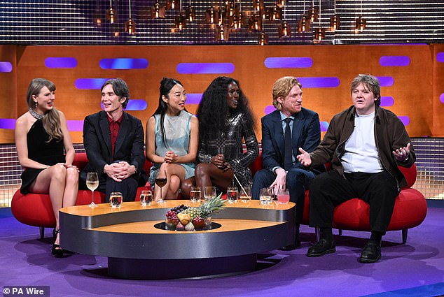 تم تصويرها على الأريكة المزدحمة إلى جانب Cillian Murphy و Greta Lee و Jodie Turner-Smith و Domhnall Gleeson و Lewis Capaldi
