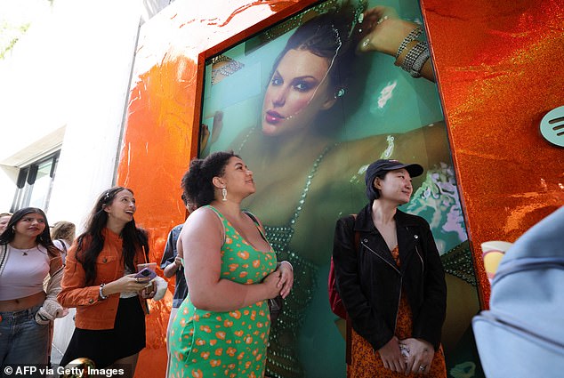 في صورتها المتحركة الجديدة The Life of a Showgirl ، تخبر الأغنية الحائزة على جائزة Grammy ، 35 عامًا ، من معجبيها 