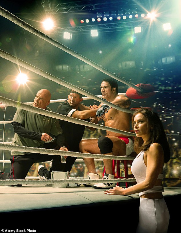 Dwayne Johnson و Emily Blunt Start in the Smashing Machine ، قصة الفنون العاطفية المختلطة وبطل UFC مارك كير