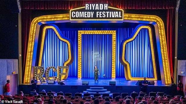 وقد رسم المهرجان - الذي حجز أعمالًا رئيسية مثل Chappelle و Louis CK و Kevin Hart و Bill Burr - غضب الكثيرين لأخذ أموال المملكة السعودية القمعية بينما تشكو من