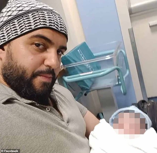 جهاد الشامي ، 35 عامًا ، الذي قُزِّف بالرصاص بعد دقائق من استهداف كنيس هاتون بارك في مانشستر أمس. يُعتقد أنه كان أبًا وتصويرًا يحمل طفلًا