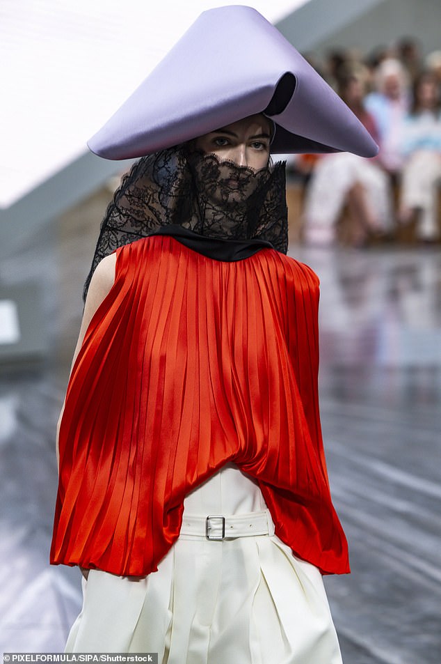 يسير نموذج لمجموعات Dior Spring/Summer 2026 في باريس