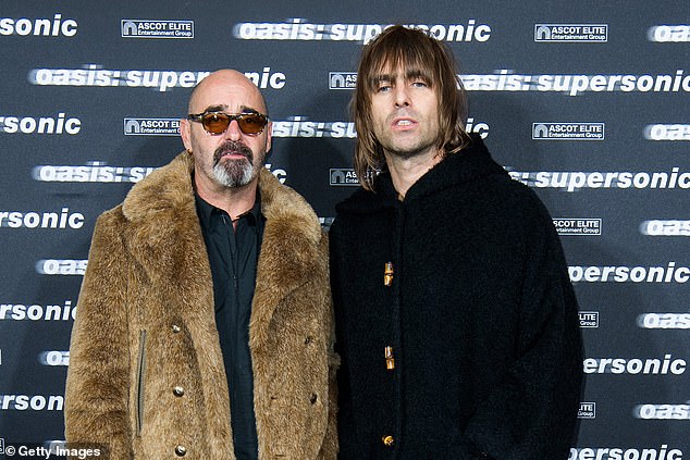 تم تصوير Liam Gallagher مع Paul 'Bonehead' Arthurs في ألمانيا في عام 2016