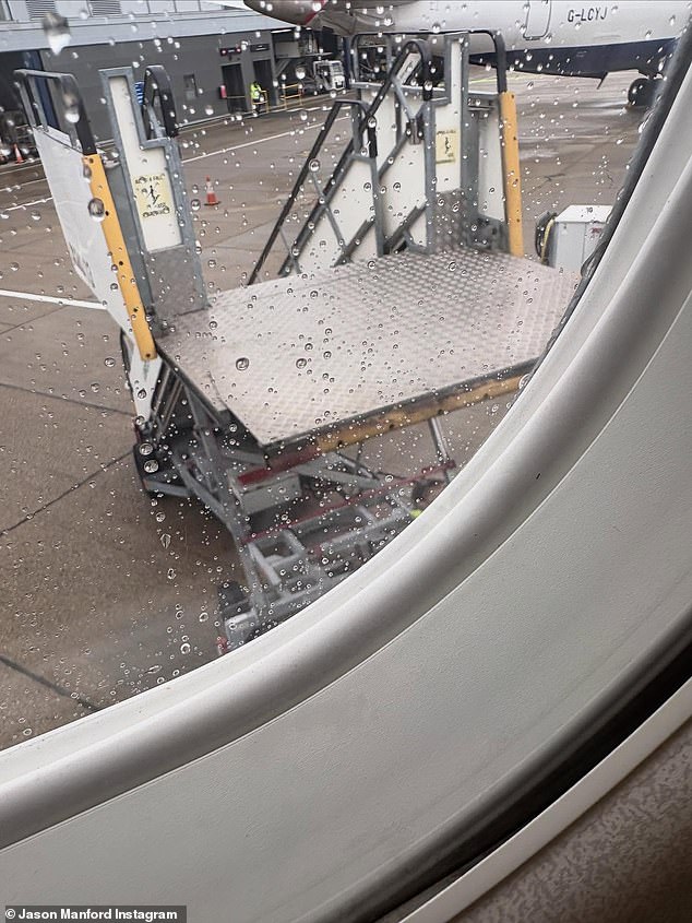 كان من المقرر أن يقوم الكوميدي ، البالغ من العمر 44 عامًا ، بأداء عرضه في مانفورد في بلفاست ليلة الجمعة قبل إعلانه أن الطائرة التي كان عليها لا يمكن الهبوط واضطرار إلى إعادة توجيهها