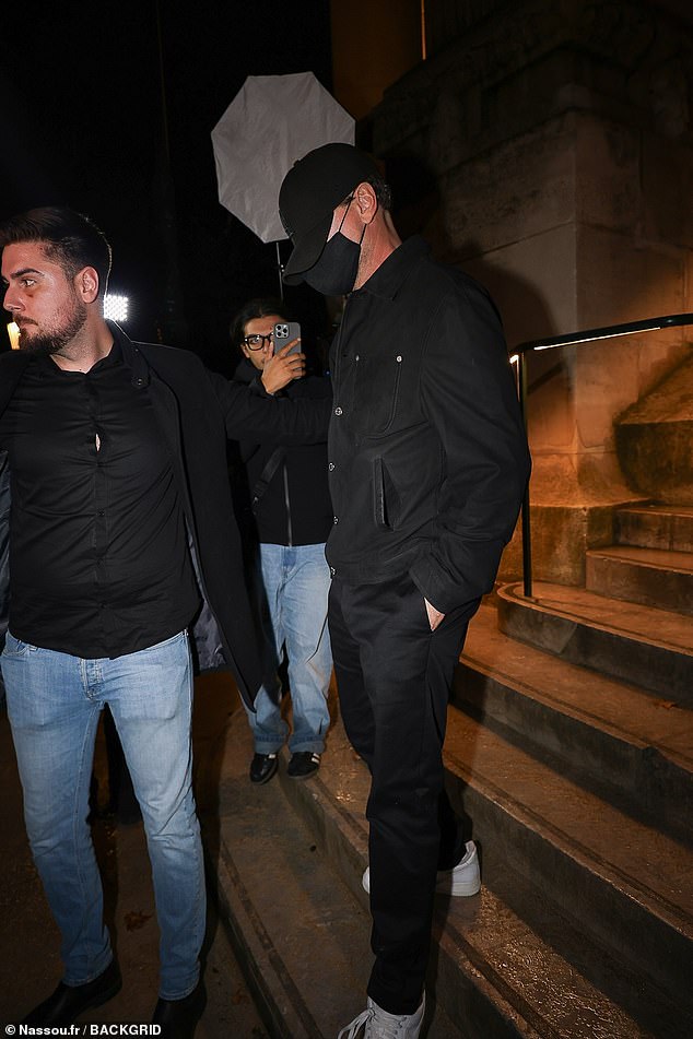 لقد حافظ على انخفاض منخفض وهو يغادر الحدث وهو يرتدي سترة قاذفة سوداء وسروال أسود وسروال أبيض