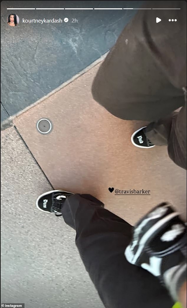 قامت نجمة كارداشيان أيضًا بتحميل صورة حلوة وهي ترتدي أحذية مطابقة مع ترافيس أثناء حمل ابنهم