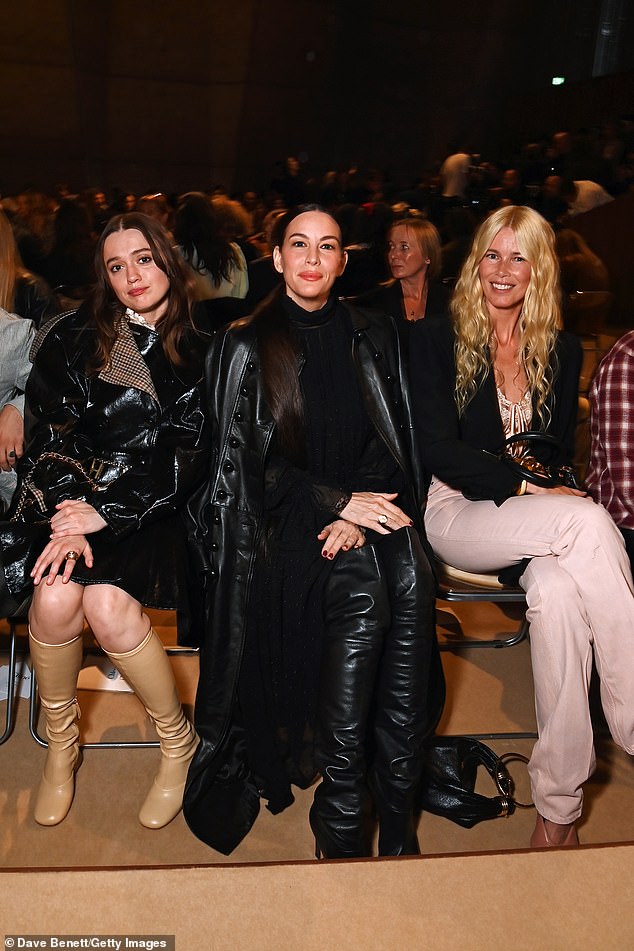 Aimee Lou Wood و Liv Tyler و Claudia Schiffer على Frow