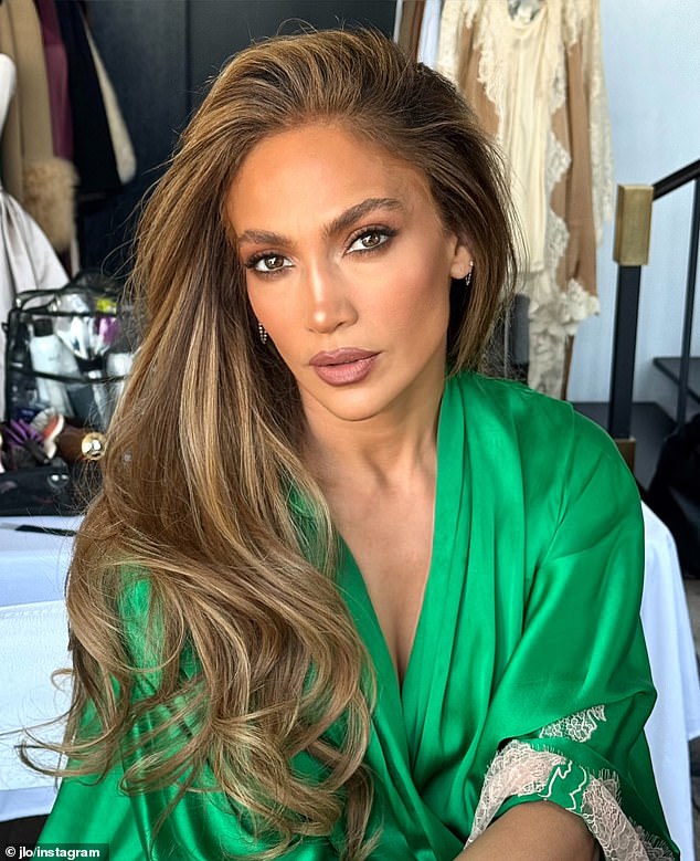 يوم الأحد ، استخدمت أيضًا Instagram لتبادل لقطات بريق مع أتباعها البالغ عددهم 247 مليون. يمكن رؤية رداءها في الخلفية