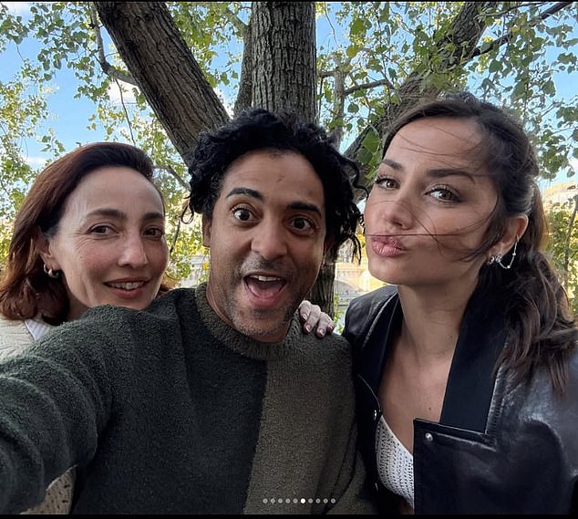 في الأسبوع الماضي، التقطت آنا صورة مع اثنين من أصدقائها أثناء قيامها بجولة في باريس بعد حضور عرض لويس فويتون خلال أسبوع الموضة - لكن توم لم يكن موجودًا في أي مكان.