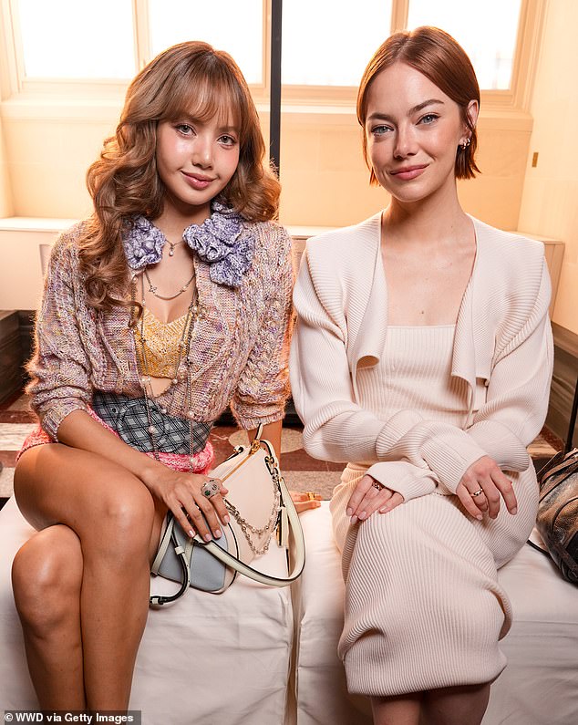في وقت سابق من هذا الشهر، التقطت صورة إلى جانب ليزا مانوبال من فرقة Blackpink في عرض أزياء Louis Vuitton لربيع وصيف 2026 خلال أسبوع الموضة في باريس.