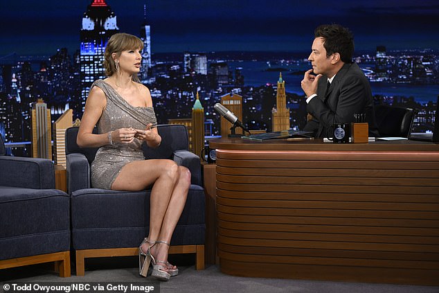 وضعت نجمة البوب ​​على عرض Leggy وهي تتحدث مع المضيف Jimmy Fallon ، بينما تروج لها ألبومها الذي تم إصداره مؤخرًا The Life of a Showgirl