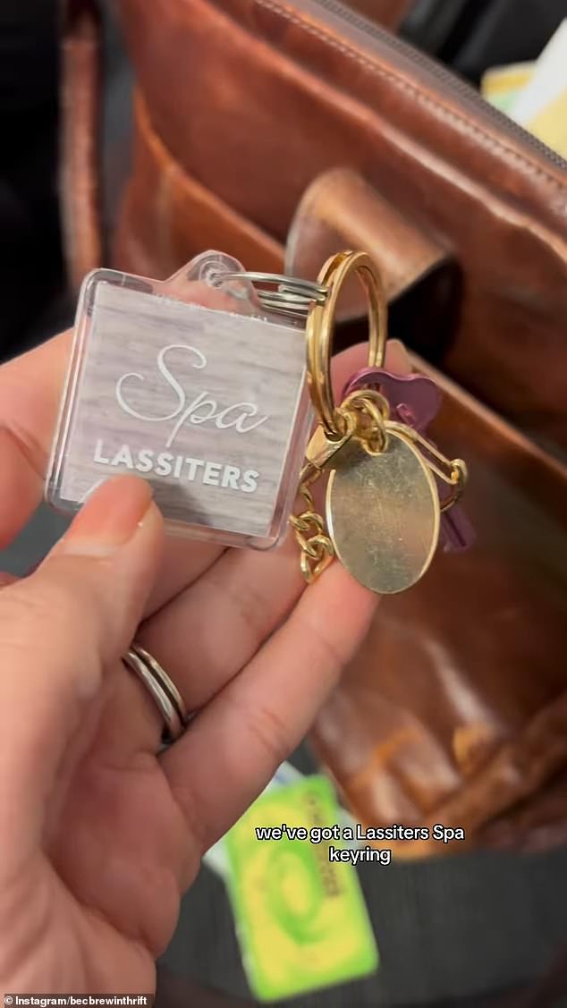 وجد Brewin أيضًا دعامة مفتاح مع شعار Lassiter's Spa عليها