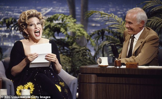 استضاف جوني كارسون برنامج The Tonight Show لما يقرب من 30 عامًا - وكانت إحدى المقابلات التي أجراها مع بيت ميدلر (في الصورة)