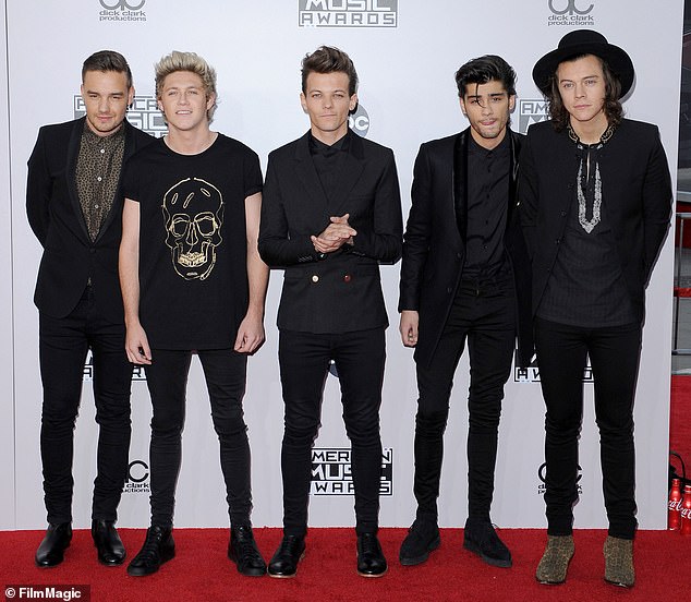 ارتفع لويس إلى الشهرة في فرقة الصبي One Direction إلى جانب هاري ستايلز ونيال حوران وزين مالك وليام باين، الذين وافتهم المنية بشكل مأساوي العام الماضي (في الصورة عام 2014).