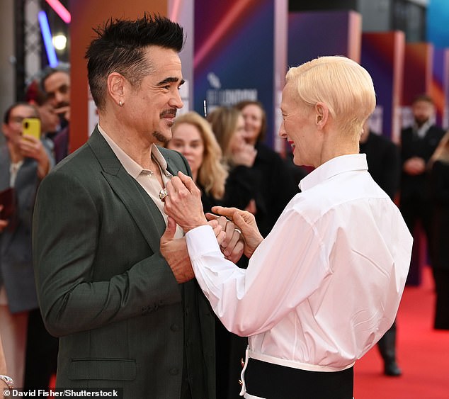 وقامت تيلدا بقص شخصية أنيقة لهذا الحدث بقميص أبيض نسقته مع بنطال أسود وحزام مطابق