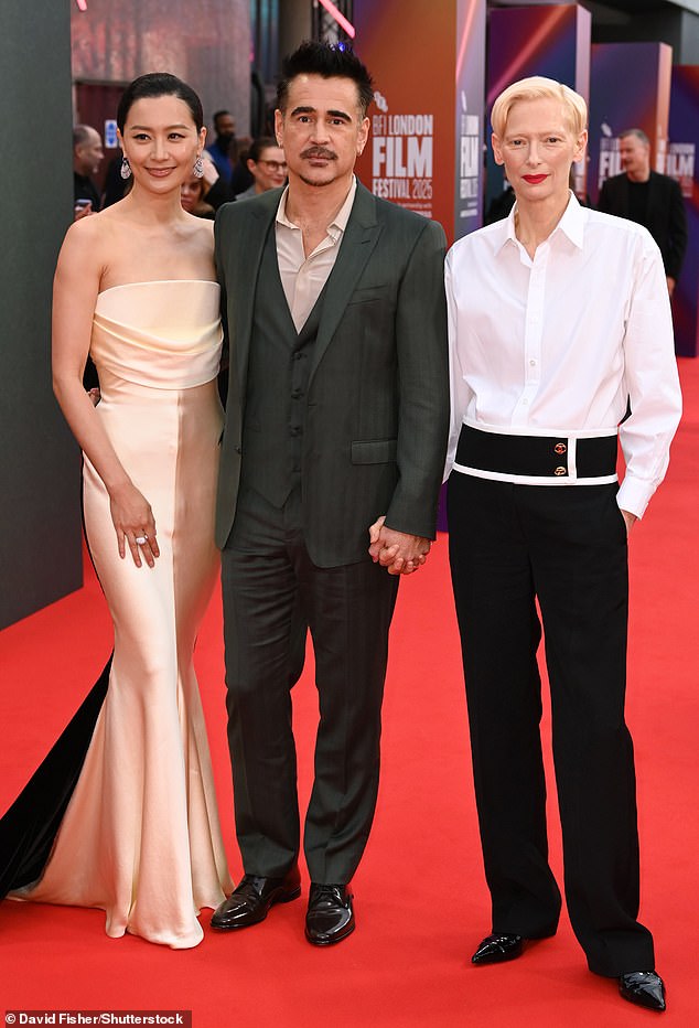 كما التقط الزوجان صورًا مع النجمة فالا تشين التي بدت متألقة في فستان كريمي بدون حمالات مع قطار أسود مخطط.