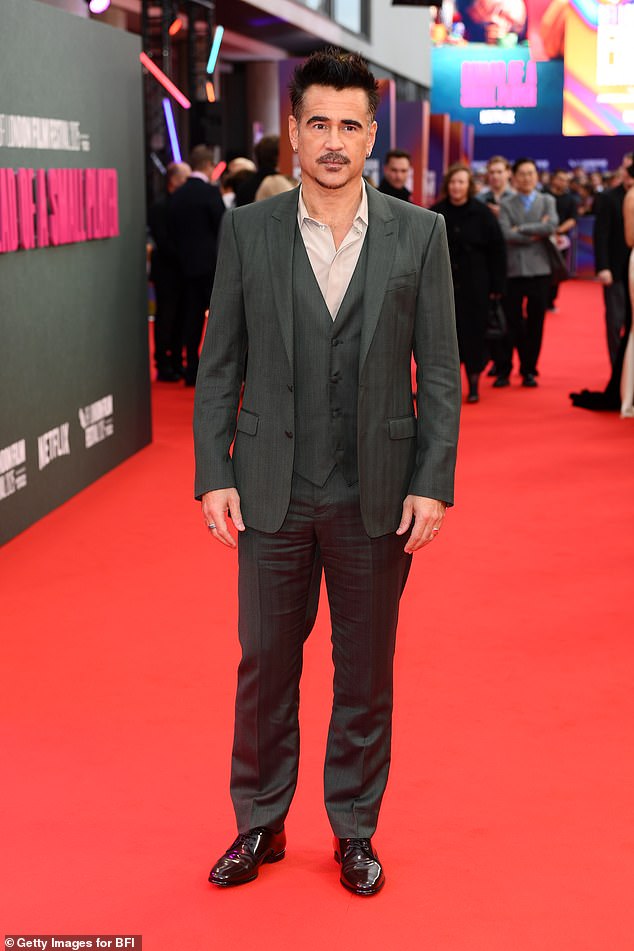 اختار الممثل الرئيسي كولن بدلة خضراء داكنة مكونة من ثلاث قطع مع قميص كريمي وحذاء أسود